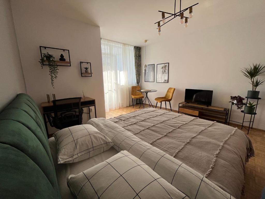- une chambre avec un grand lit et un salon dans l'établissement C & A apartments, à Cluj-Napoca