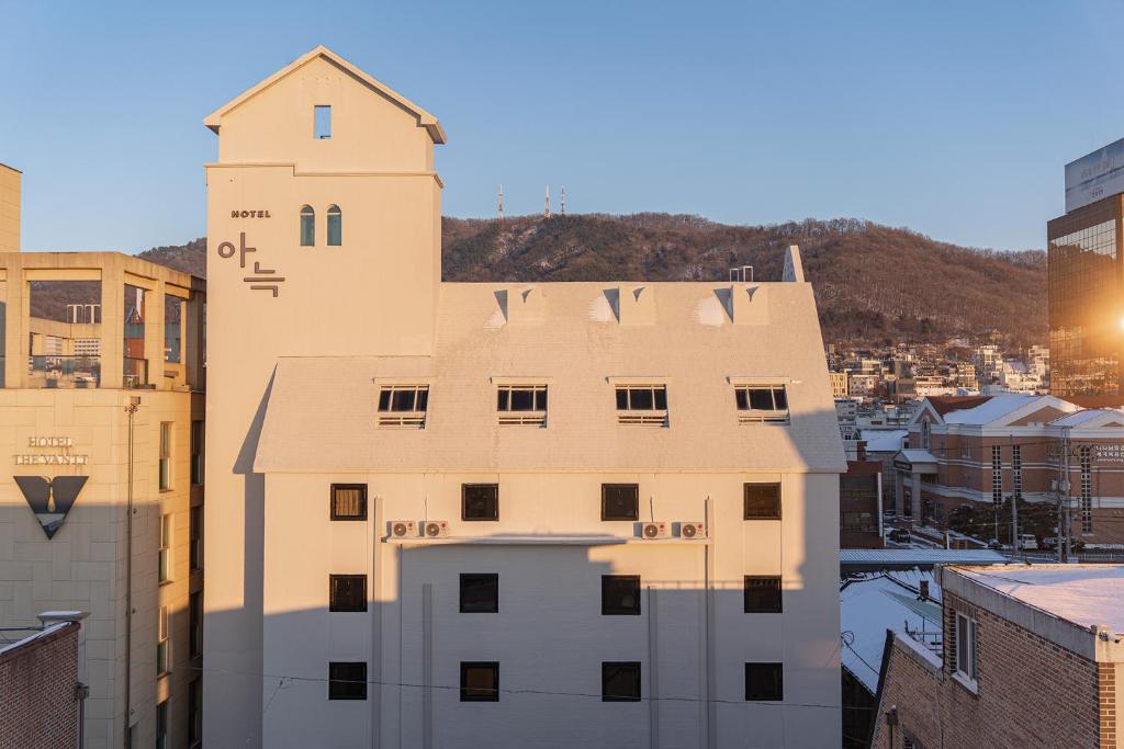 a view of a building in a city at The Hyoosik Aank Hotel Wooam in Cheongju