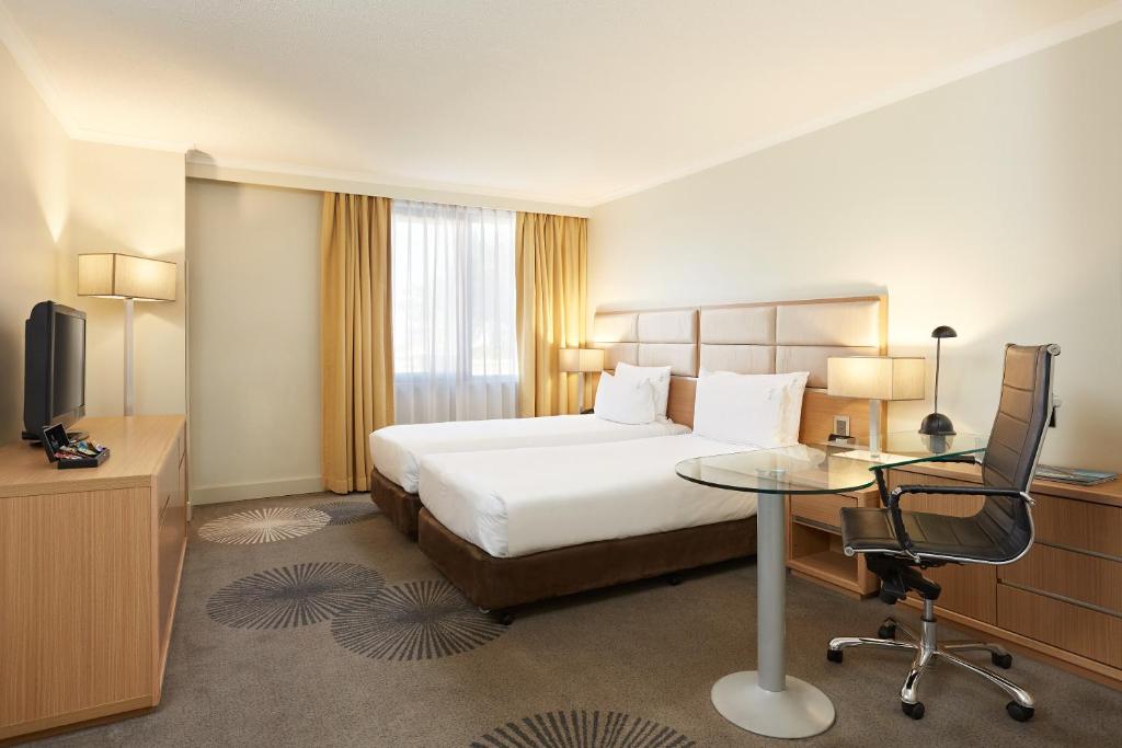 Postel nebo postele na pokoji v ubytování Holiday Inn Parramatta by IHG