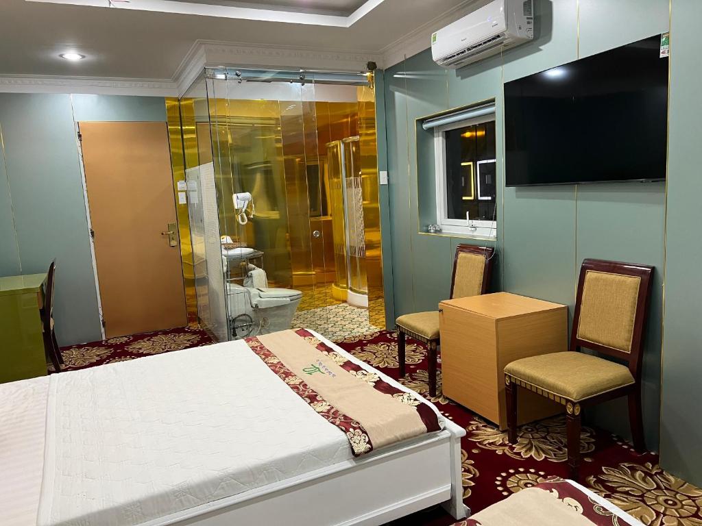 Zimmer mit einem Bett und einem Bad mit Dusche. in der Unterkunft Nhat Quy Hotel in Tây Ninh