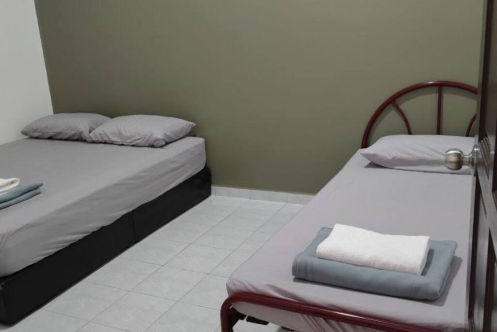 Кровать или кровати в номере NTC Homestay at Parit Buntar