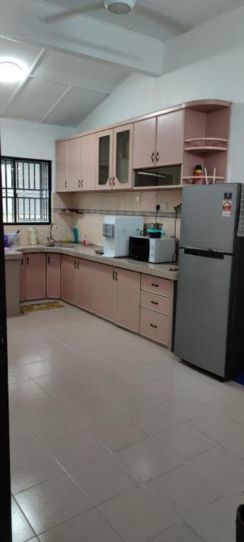 Kuchyň nebo kuchyňský kout v ubytování NTC Homestay at Parit Buntar