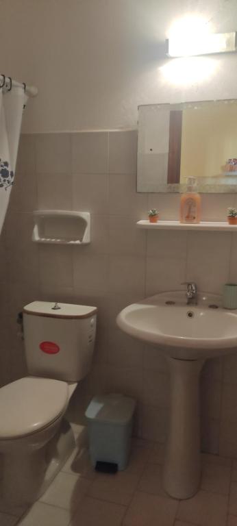 A bathroom at Spiti Mitsis