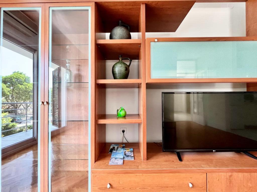 Televízia a/alebo spoločenská miestnosť v ubytovaní Lemon Tree Apartments