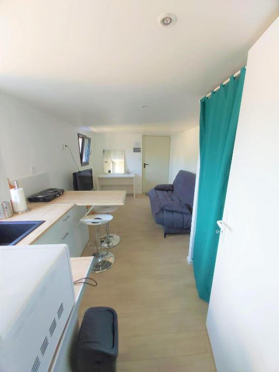 une pièce avec une cuisine et un salon dans l'établissement Bongraine Océan, à La Rochelle