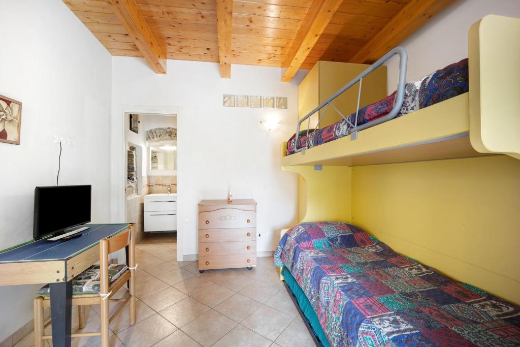 een slaapkamer met een stapelbed en een bureau met een computer bij Ca' Mea in Diano San Pietro