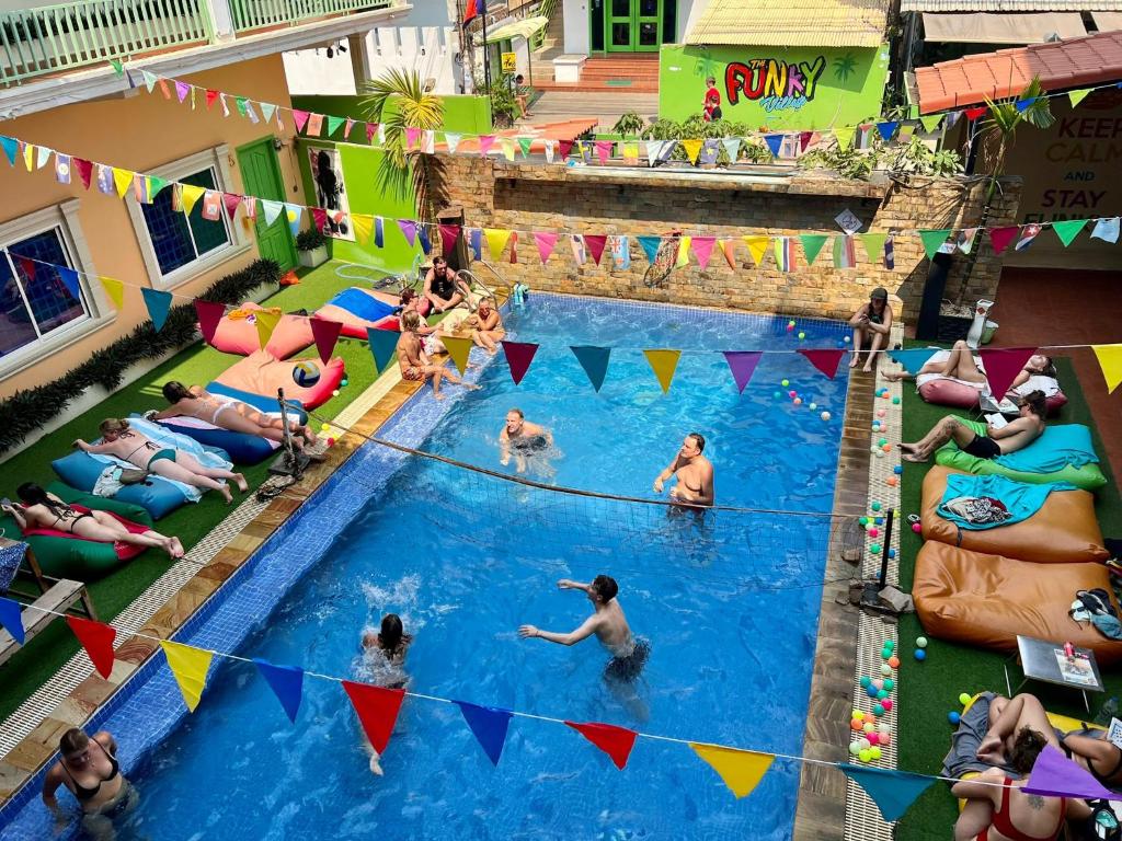 un gruppo di persone in piscina in un parco acquatico di The Funky Village a Siem Reap