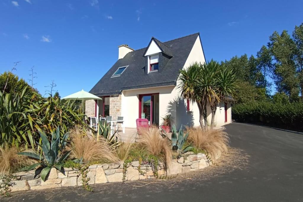 une maison blanche avec des palmiers et une allée dans l'établissement Maison entre Terre & Mer – Wifi, à Loctudy
