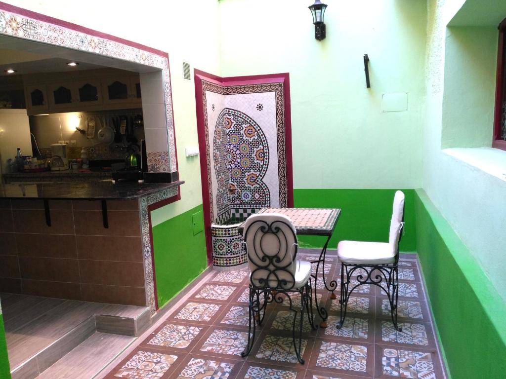 Habitación con mesa, sillas y barra. en Shared apartment-Appartement en colocation tout confort centre ville, en Marrakech