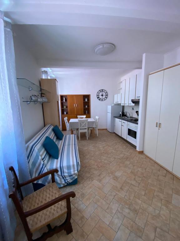 阿祖羅港的住宿－Luisa Solferino 2，带沙发的客厅和厨房