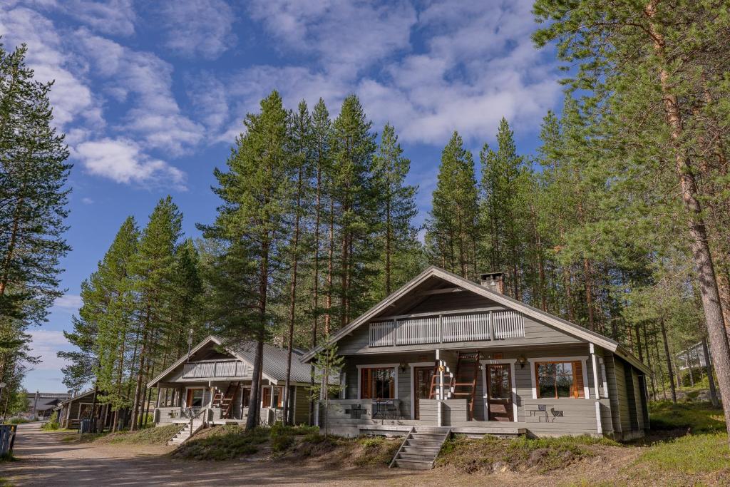 une maison dans les bois avec des arbres dans l'établissement Sallatunturin Tuvat, à Salla