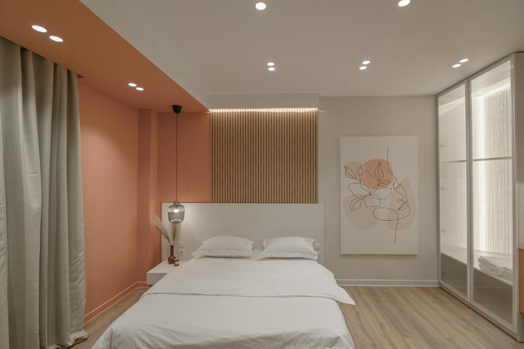 - une chambre avec un grand lit blanc et une fenêtre dans l'établissement No125 - City Centre Room Apartment, à Orestiada