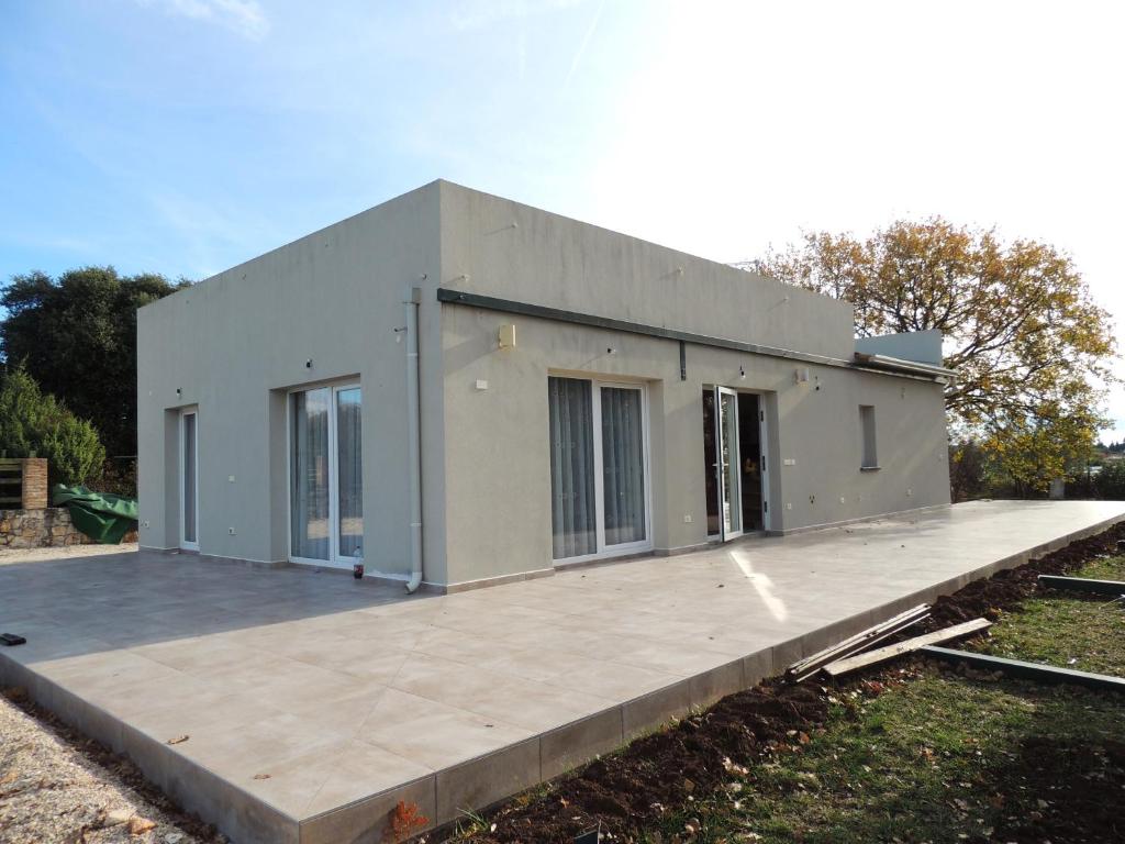 een huis met een grote patio ervoor bij Holiday House Olly in Rovinj