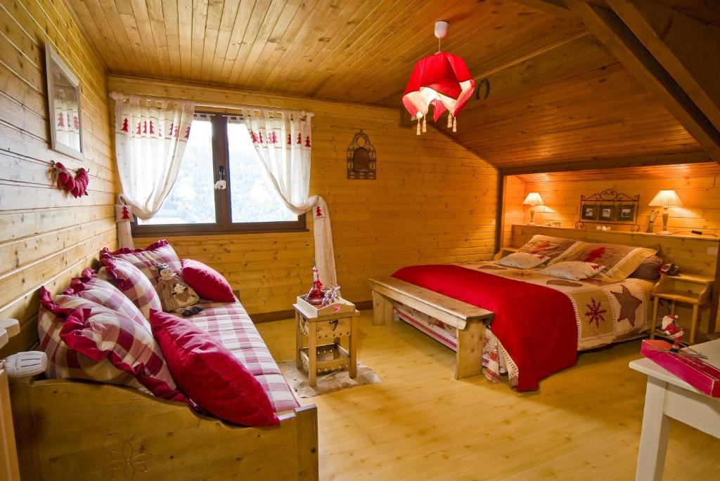 um quarto com uma cama num chalé de madeira em Chalet la Colombière em Sainte-Agnès