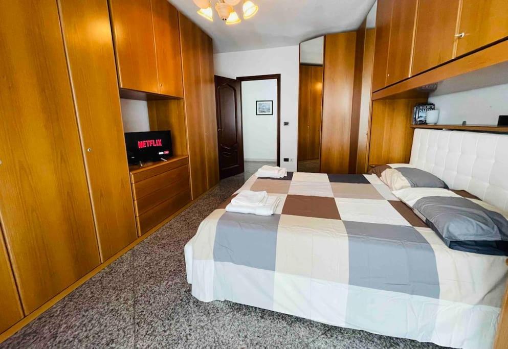 Katil atau katil-katil dalam bilik di Qomo Apartment con Terrazza-Netflix&WIFI