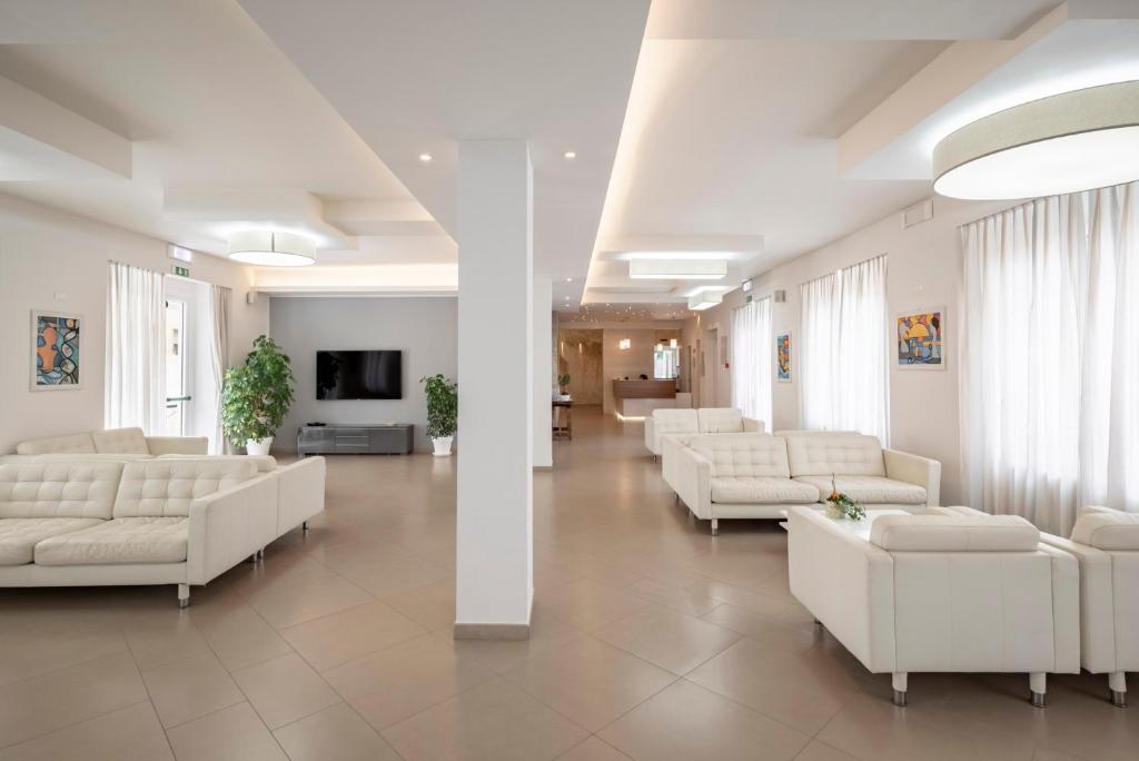 TV a/nebo společenská místnost v ubytování Hotel La Pineta