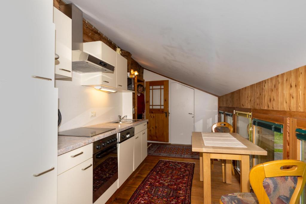 Kuchyň nebo kuchyňský kout v ubytování Haus Holzwurm
