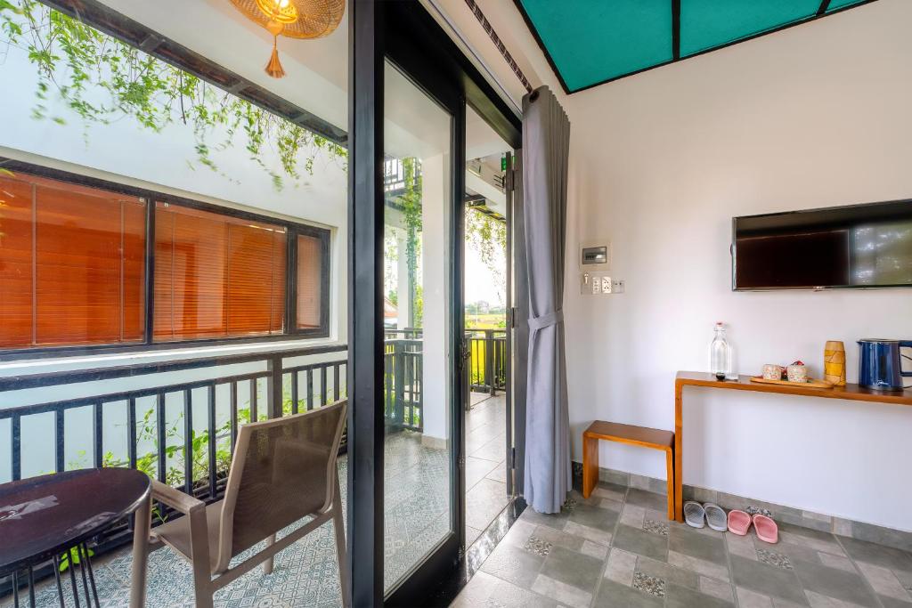 Phòng Deluxe Giường Đôi Có Ban Công