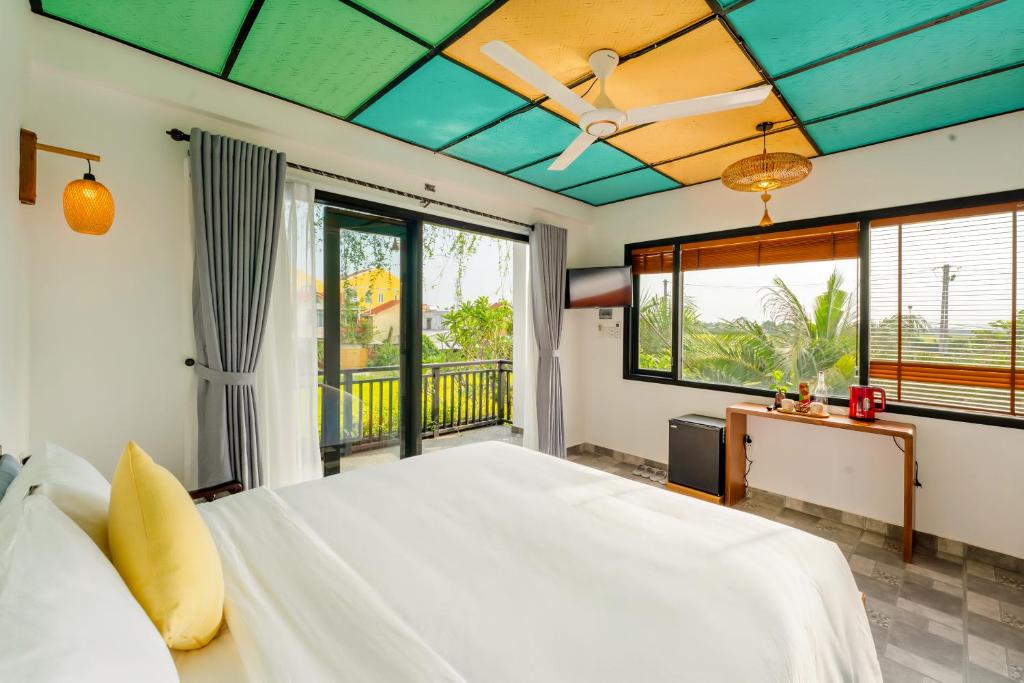 Postel nebo postele na pokoji v ubytování Sunkised Paddy Hoi An Villa