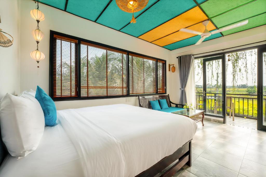 Postel nebo postele na pokoji v ubytování Sunkised Paddy Hoi An Villa