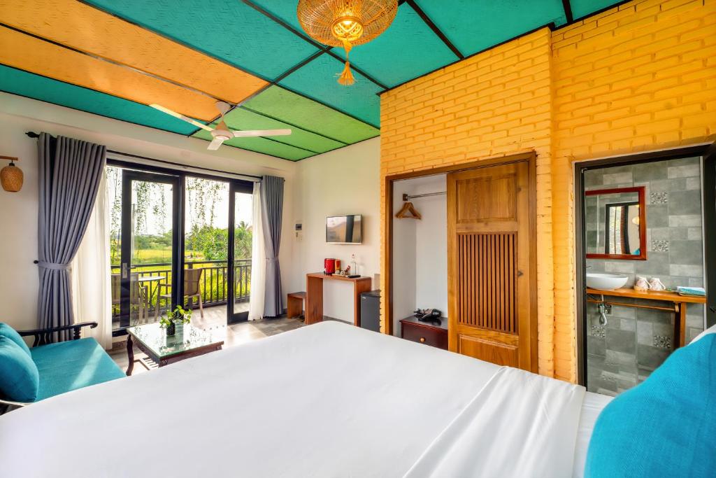 Postel nebo postele na pokoji v ubytování Sunkised Paddy Hoi An Villa