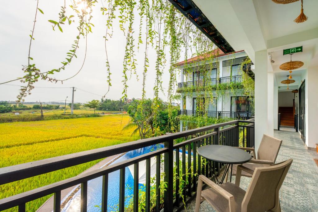 Balkón nebo terasa v ubytování Sunkised Paddy Hoi An Villa