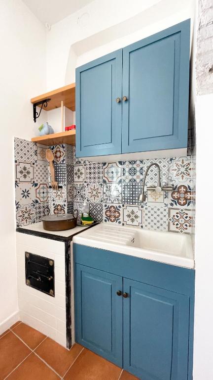 A kitchen or kitchenette at Casa Vacanze Magnolia 42 Calitri
