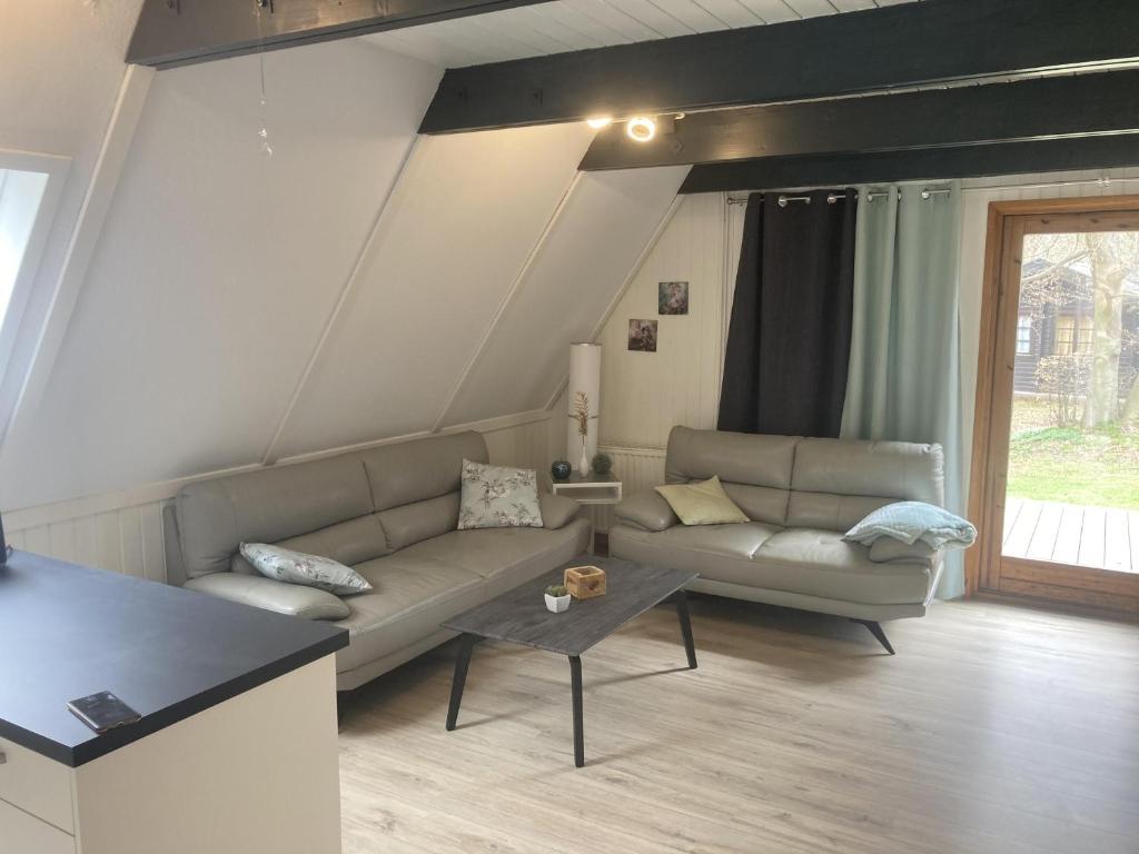 sala de estar con sofá y mesa en Ferienhaus Spitzbergen Nr. 105 en Bad Arolsen