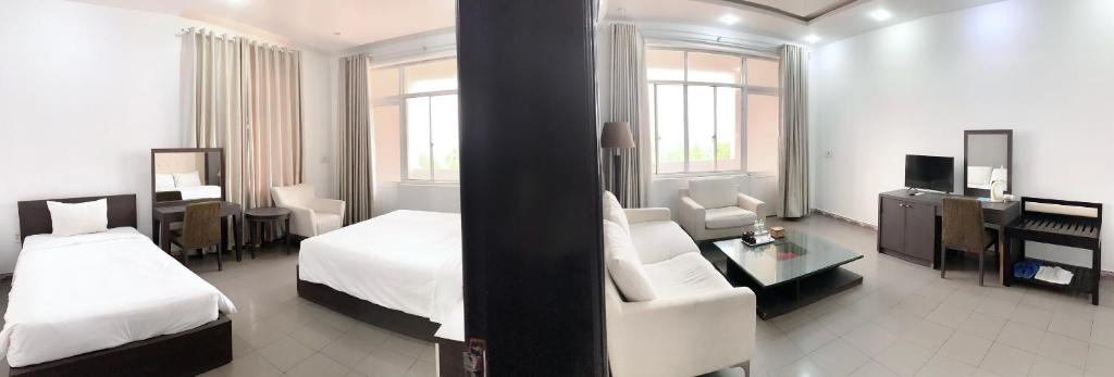 Giường trong phòng chung tại My Khe 2 Da Nang Seafront Hotel
