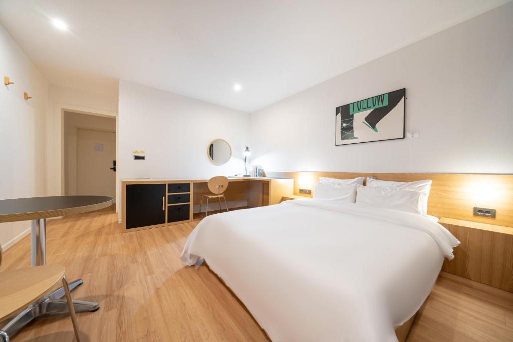 Postel nebo postele na pokoji v ubytování Aank Hotel Daejeon Yongjeon 2nd