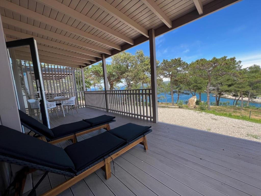 - une terrasse couverte avec des chaises et une vue sur la plage dans l'établissement Medeja, à Osor