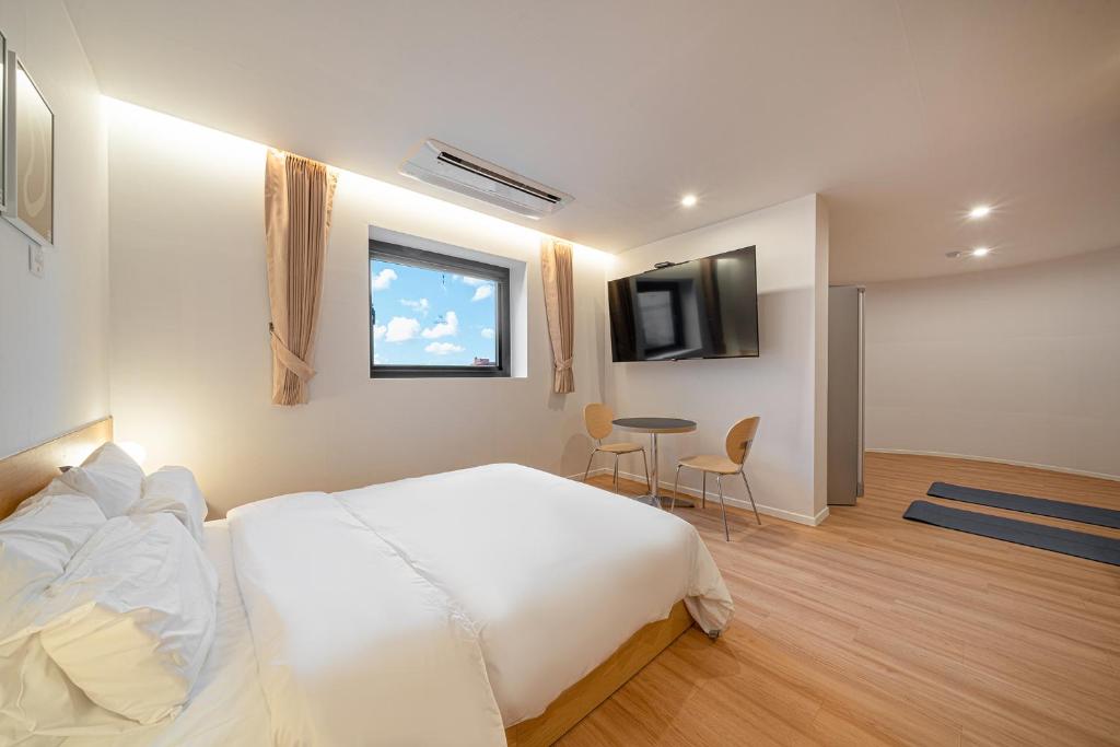 Postel nebo postele na pokoji v ubytování Aank Hotel Daejeon Yongjeon 2nd