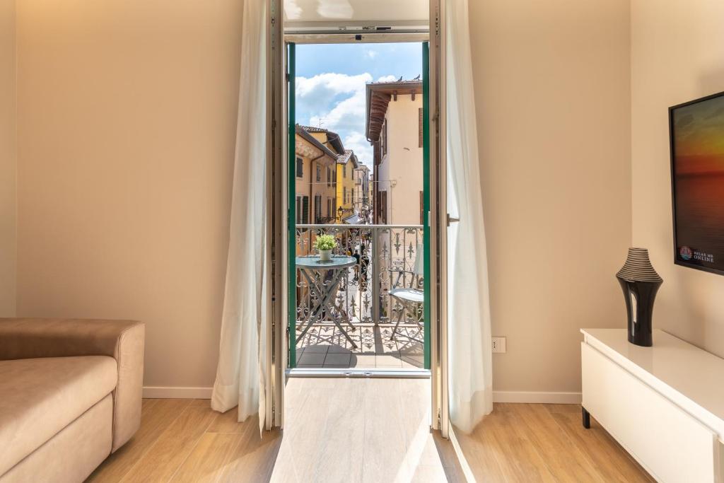 a living room with a glass door to a balcony at Residenza Betteloni in Bardolino
