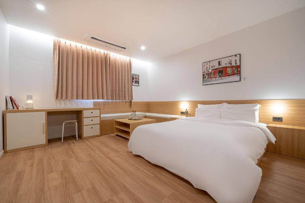 Postel nebo postele na pokoji v ubytování Aank Hotel Daejeon Yongjeon 2nd