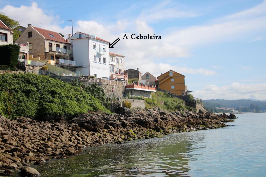 een stad aan de oever van een waterlichaam bij Casa sobre o mar A Ceboleira in Raxo