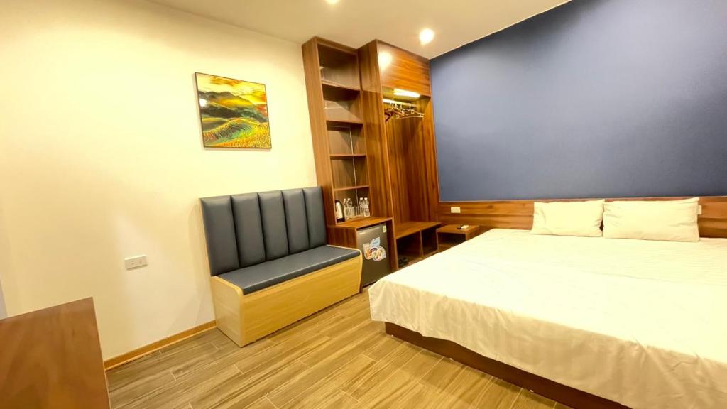 een hotelkamer met een bed en een stoel bij Thanh Nam Hotel in Dong Quan