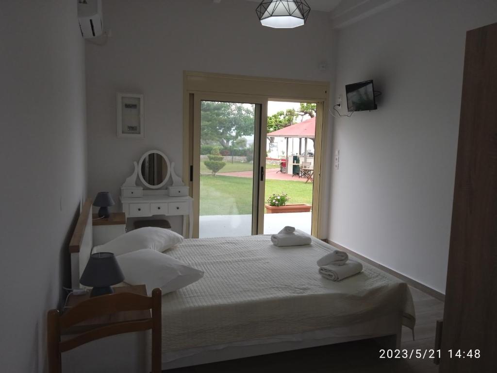 Postel nebo postele na pokoji v ubytování Evoikos beach & resort
