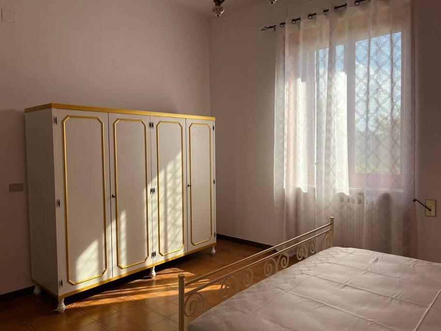 1 dormitorio con cama y ventana grande en Dimora Falconi, en Arnesano