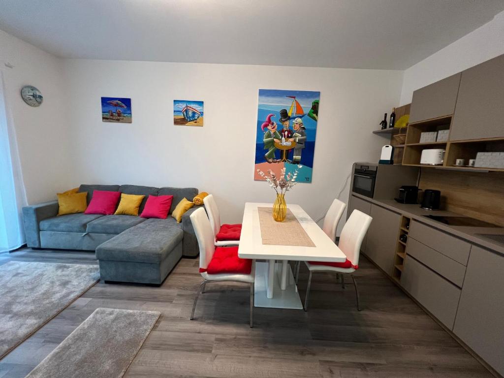 uma sala de estar com uma mesa e um sofá em Strand közeli Önálló Apartman em Balatonalmádi