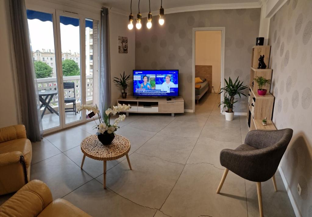 Televízia a/alebo spoločenská miestnosť v ubytovaní Appparement T3 Marseille 13009