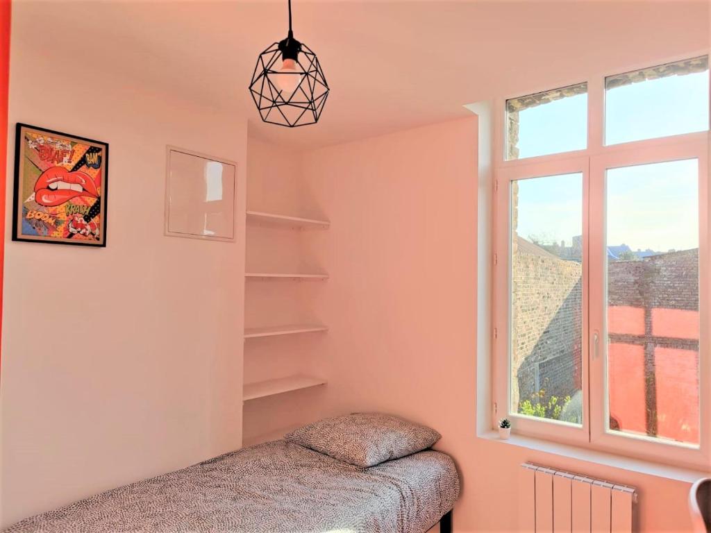 um quarto com um banco e uma janela em La Casa - The Candy Cane em Amiens