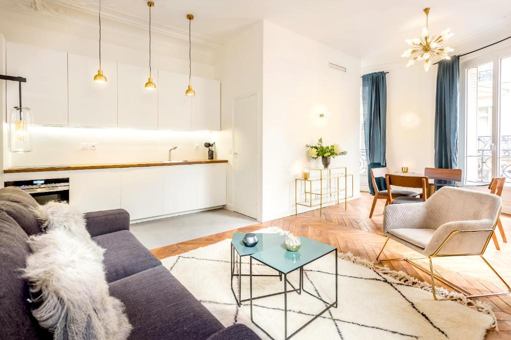 un salon avec un canapé et une table dans l'établissement Habitat Parisien - 2BR-2BA - AC - Balcony - Opéra, à Paris