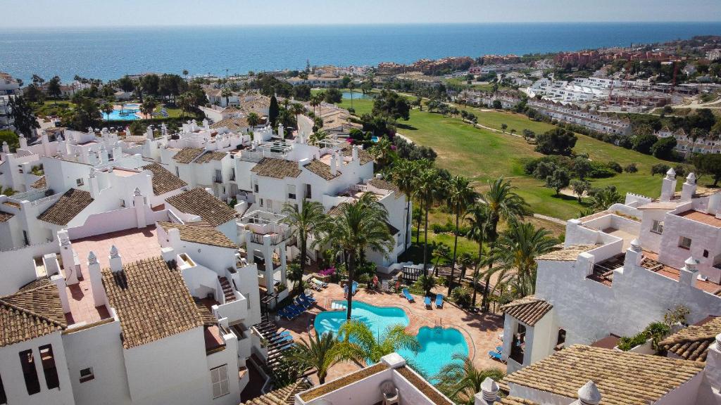 Bazén v ubytování 24 Rooftop terrace sea views golf Duquesa Manilva Andalusia nebo v jeho okolí