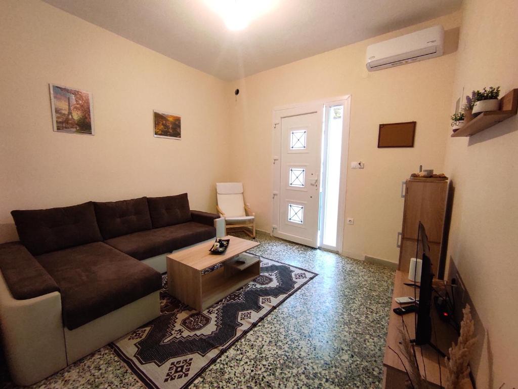 uma sala de estar com um sofá e uma mesa em NP Apartment em Megáli Panayía