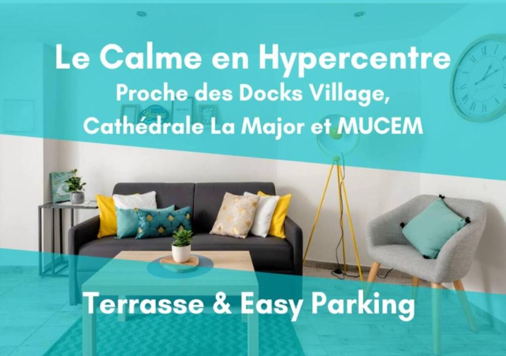 馬賽的住宿－Hypercentre Joliette, Port Maritime, Docks Village，带沙发和时钟的客厅