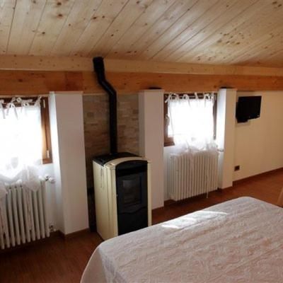 Łóżko lub łóżka w pokoju w obiekcie B&B La Soldanella
