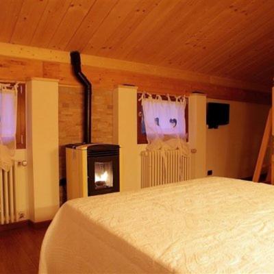 Łóżko lub łóżka w pokoju w obiekcie B&B La Soldanella