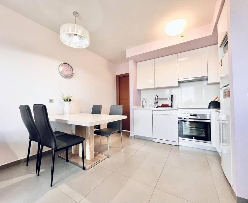 Kuchyňa alebo kuchynka v ubytovaní Sea View 2-bedrooms Apartment