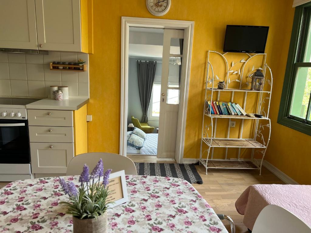 Kuchyň nebo kuchyňský kout v ubytování Theothea Suites