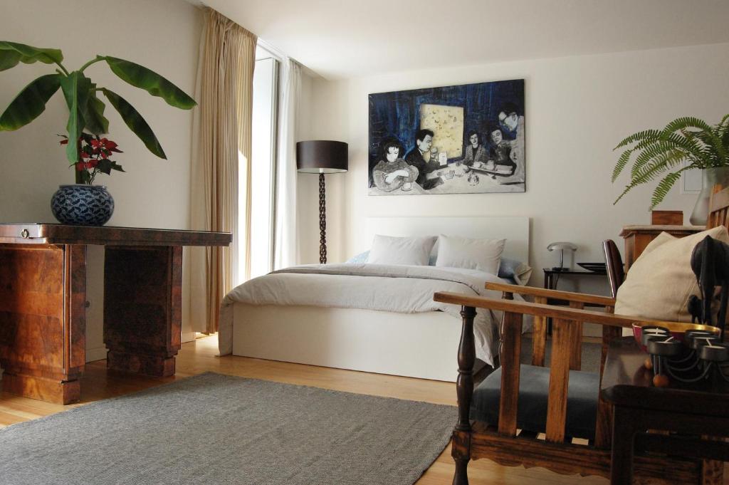 - une chambre avec un lit et une plante en pot dans l'établissement Serralves 1108 -Estudio 0, à Porto